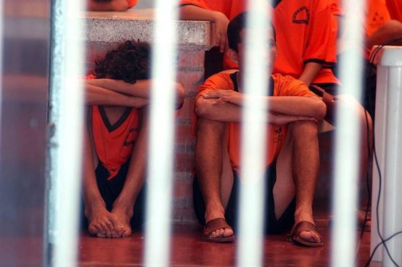 Ordena juez federal de Estados Unidos pagar 200 millones de dólares a menores de edad víctimas de encarcelamiento a cambio de sobornos
