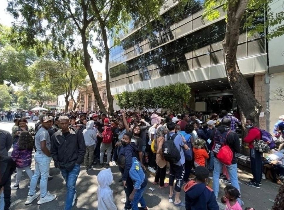 Se muda la Comisión Mexicana de Ayuda a Refugiados y vecinos exigen reubicación de migrantes