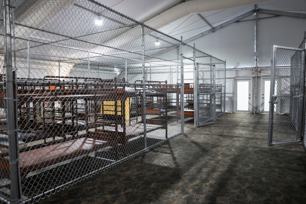 Jaulas y condiciones inhumanas: informe revela abusos del ICE en “Alligator Alcatraz”