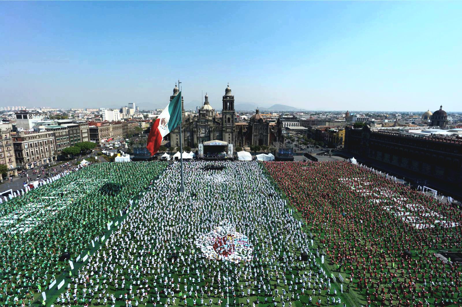 Rompe Ciudad de México el Récord Guinness con la clase de futbol más grande del mundo en el Zócalo