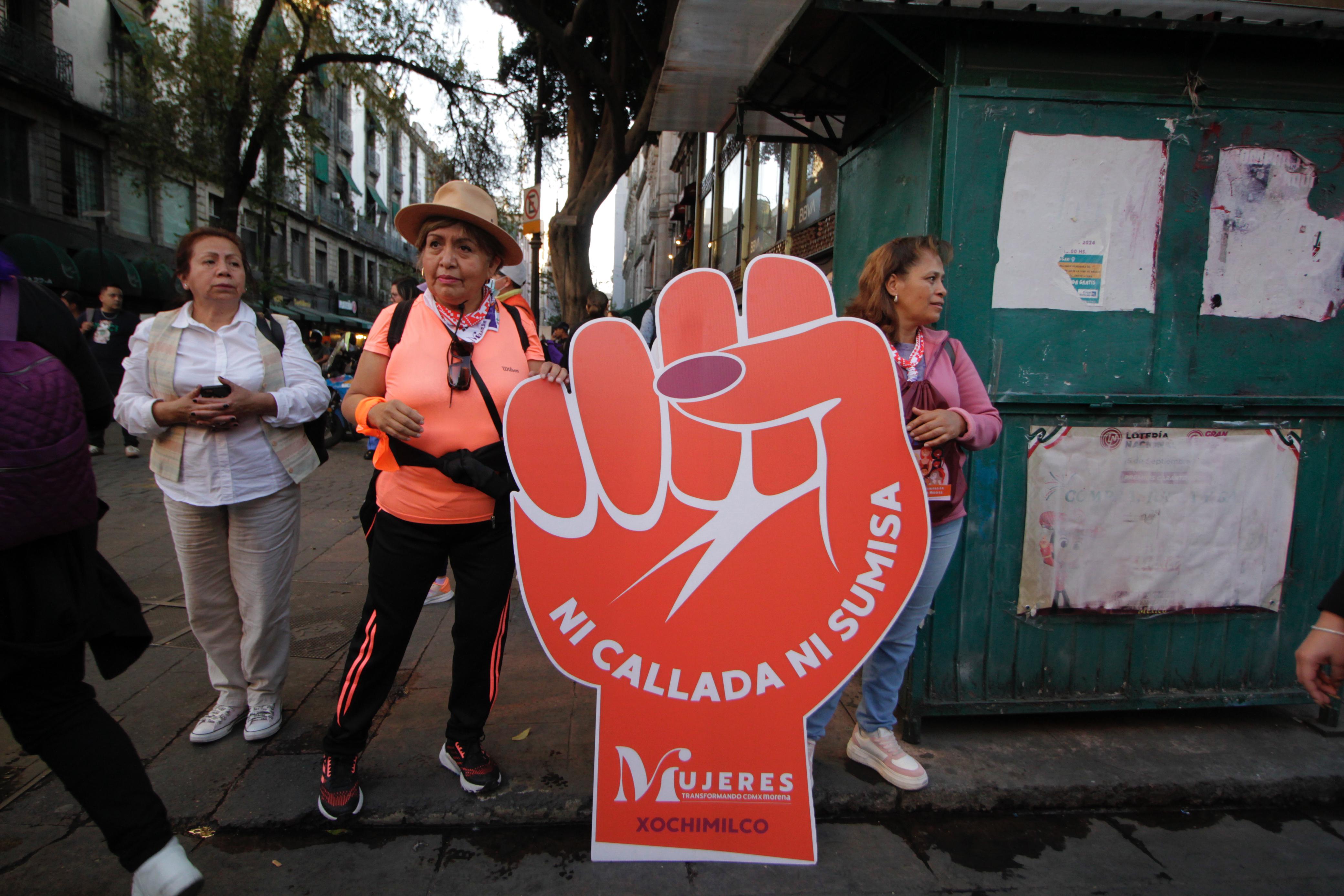 Participan más de mil 500 personas en la marcha por el 25N en la CDMX