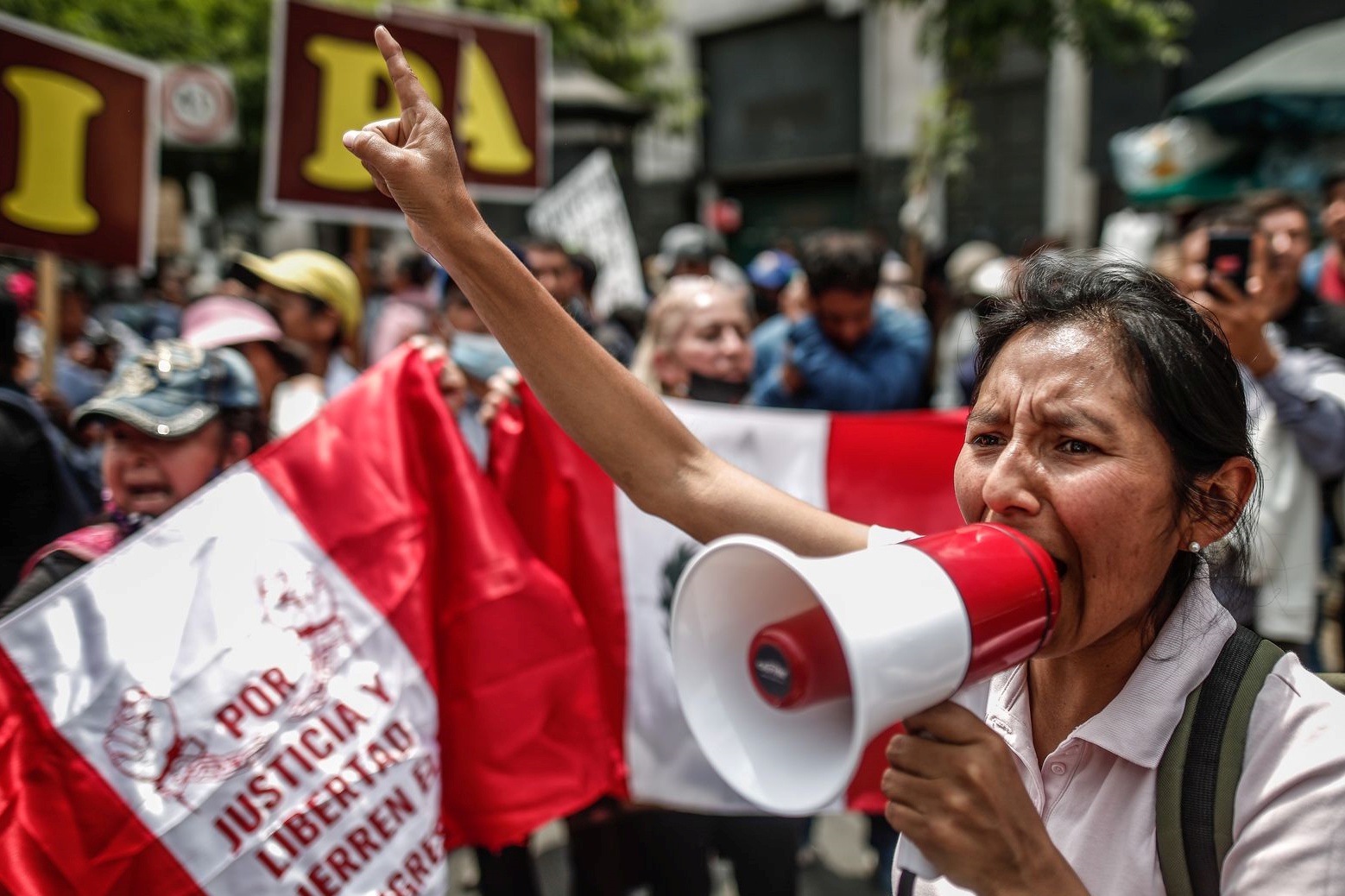 Crisis en Perú: Estado de excepción, 18 muertos en protestas y renuncias al nuevo gobierno de Dina Boluarte