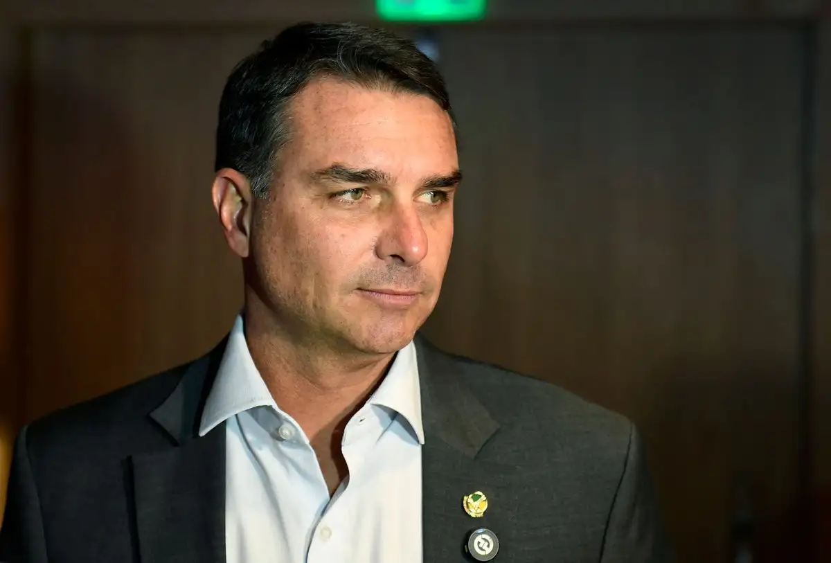 Pide Flávio Bolsonaro la renuncia del magistrado que condenó a su padre y hermano