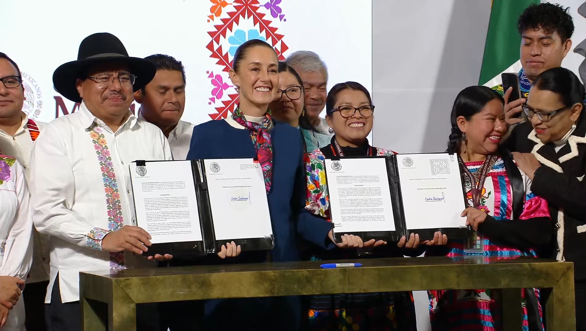 Firma Claudia Sheinbaum decretos para garantizar justicia a pueblos indígenas y afromexicanos