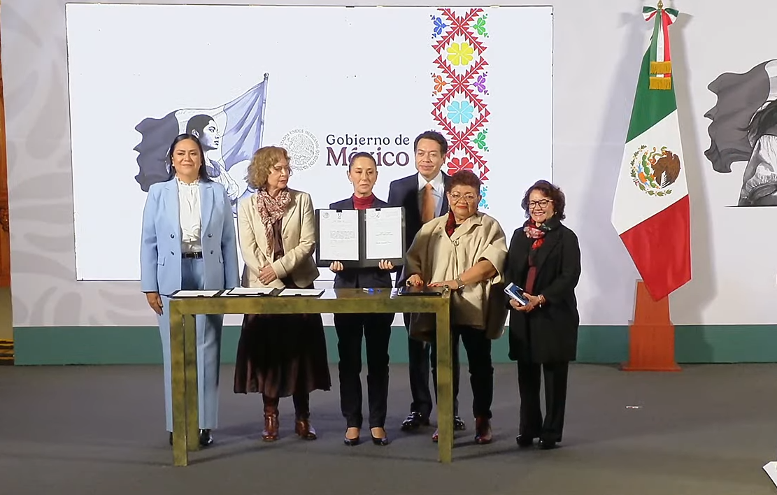 Firma Claudia Sheinbaum creación de la Universidad Nacional Rosario Castellanos