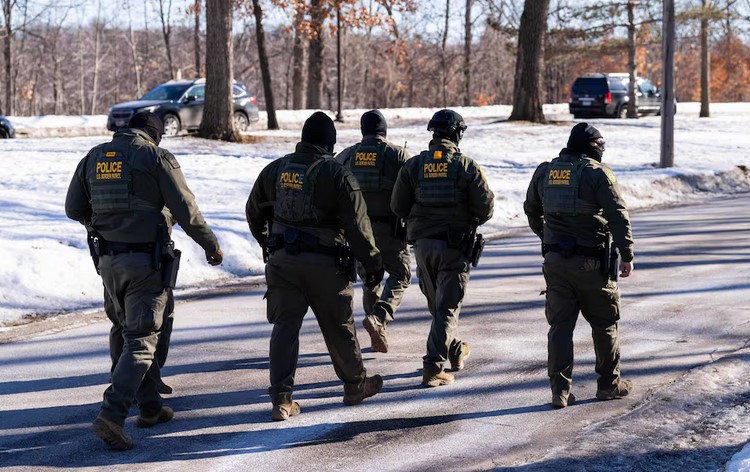 Intensifica DHS rastreo de cuentas que critican y monitorean al ICE