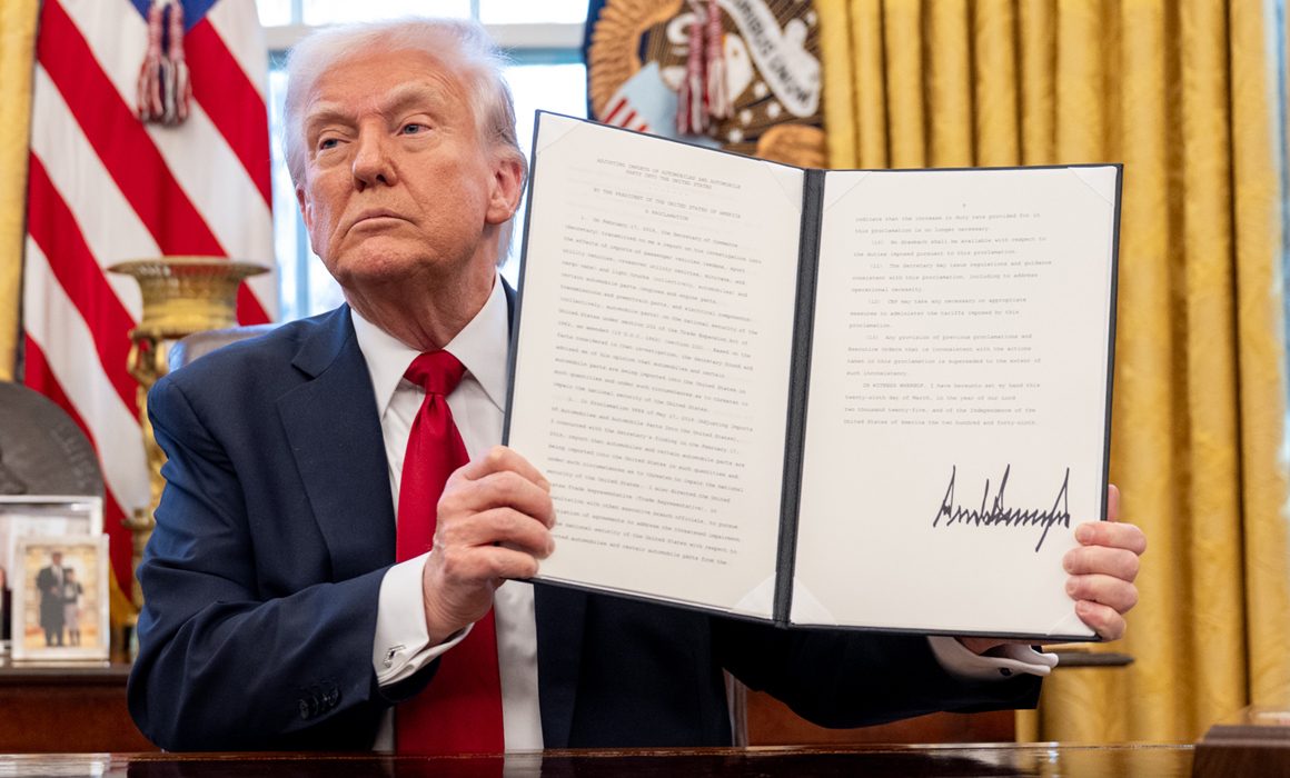 Firma Donald Trump orden ejecutiva que impone arancel de 25% a importaciones de algunos chips para desarrollo de IA