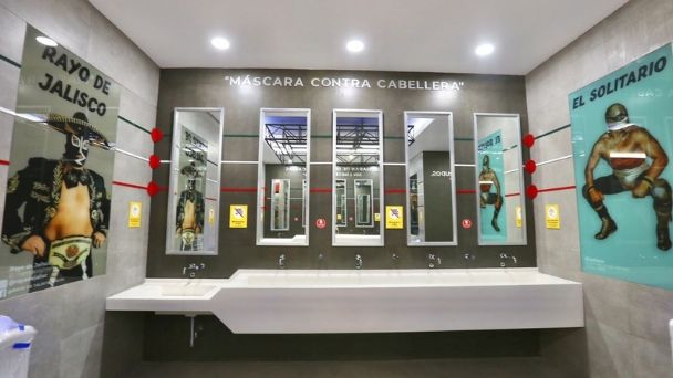 Los baños demuestran mucho de la riqueza cultural de México con temáticas que van desde el cine mexicano hasta la lucha libre, entre otros.