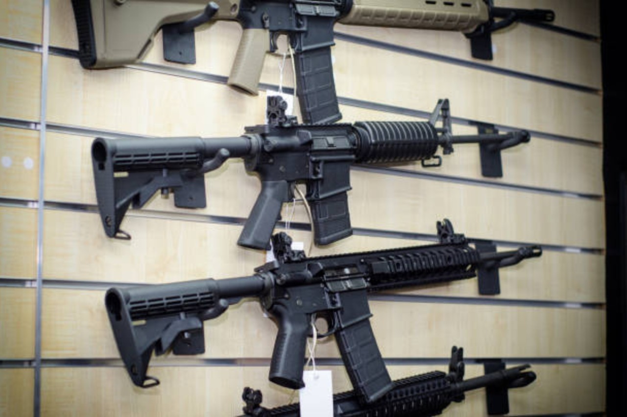 Generaron empresas de armas en EUA más de mil mdd por la venta de fusiles AR-15 en la última década
