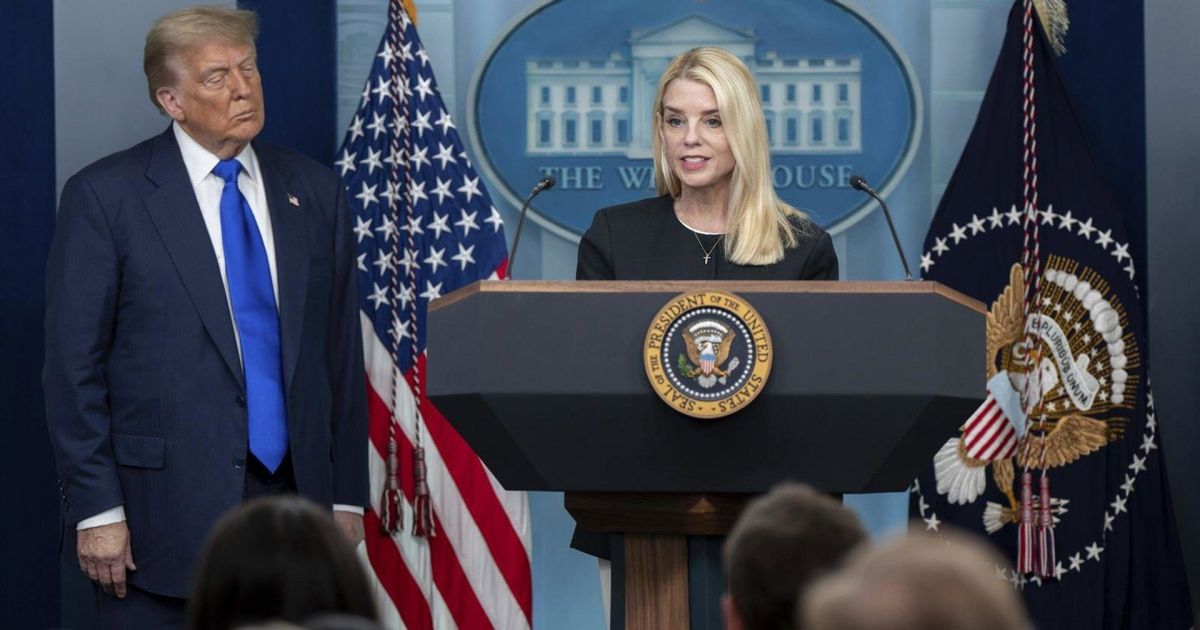 Deja Pam Bondi fiscalía General de EE.UU.; Todd Blanche asume el cargo