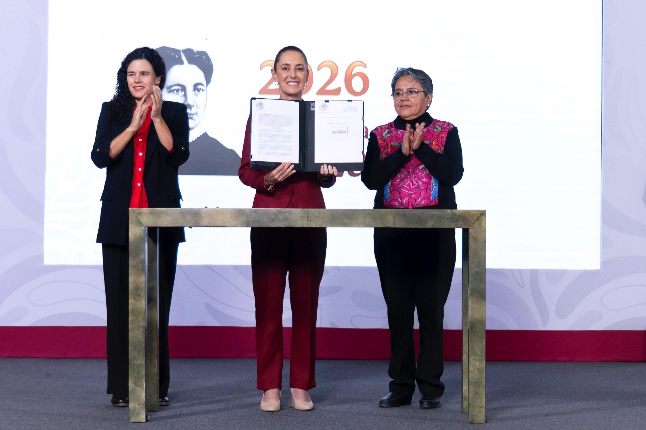 Firma Claudia Sheinbaum decreto para fortalecer la transparencia en el Gobierno Federal