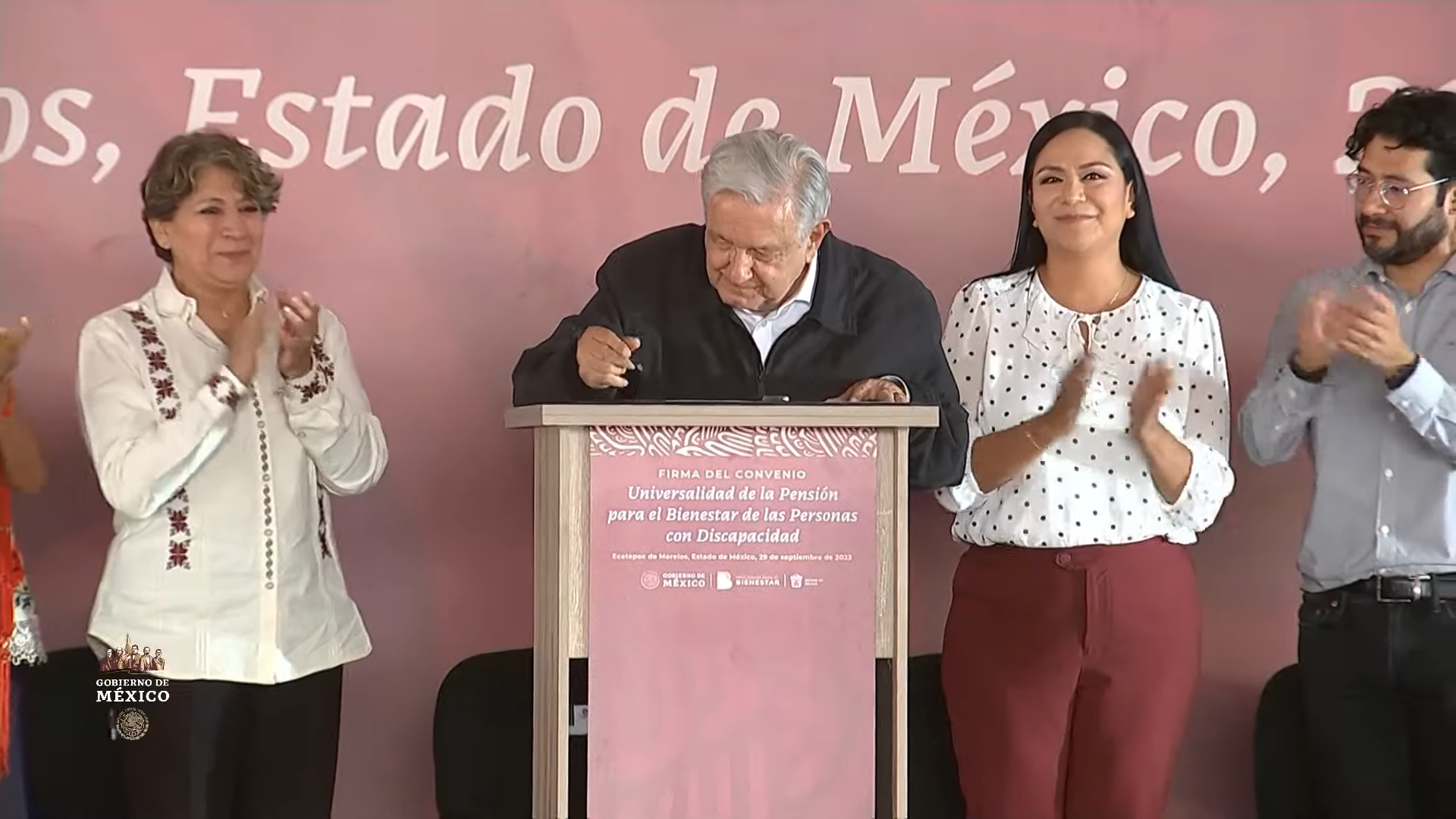 Firma el presidente López Obrador convenio para universalizar la pensión para el Bienestar de la personas con discapacidad en Ecatepec