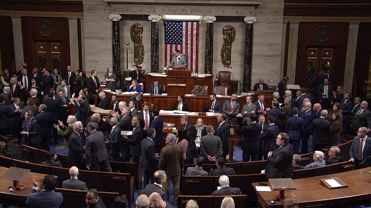 Aprueba Cámara de Representantes de Estados Unidos publicación de documentos sobre Jeffrey Epstein, incluida su lista de clientes