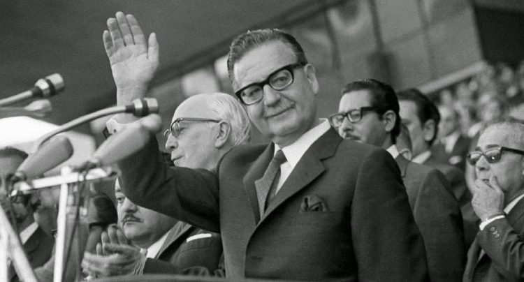 Conmemora Chile 52 aniversario luctuoso del presidente Salvador Allende y del Golpe de Estado
