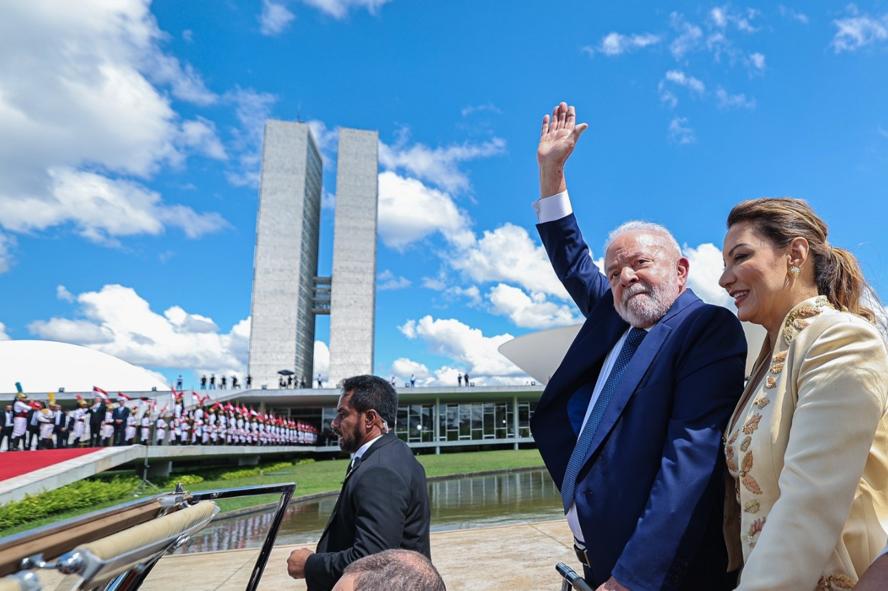 Rinde Luiz Inácio Lula da Silva protesta como presidente de Brasil