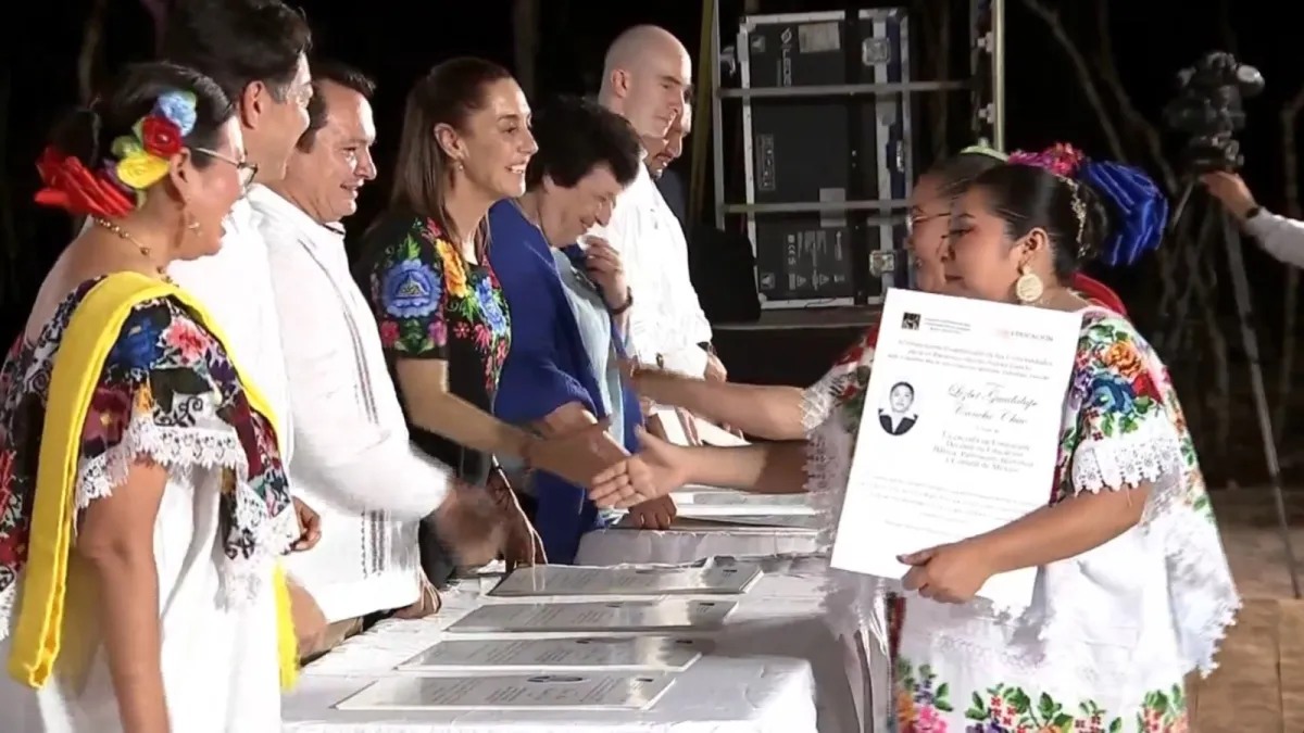 Entrega la presidenta Claudia Sheinbaum Títulos Profesionales a 117 docentes graduados de las Universidades “Benito Juárez”