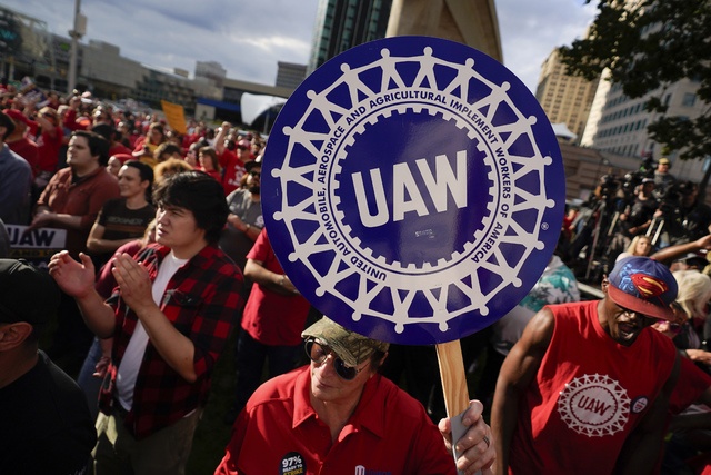 Inicia United Auto Workers huelga en tres fábricas automotrices de EU