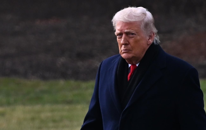 Amenaza Trump con imponer aranceles a países que se opongan a su plan de anexar Groenlandia