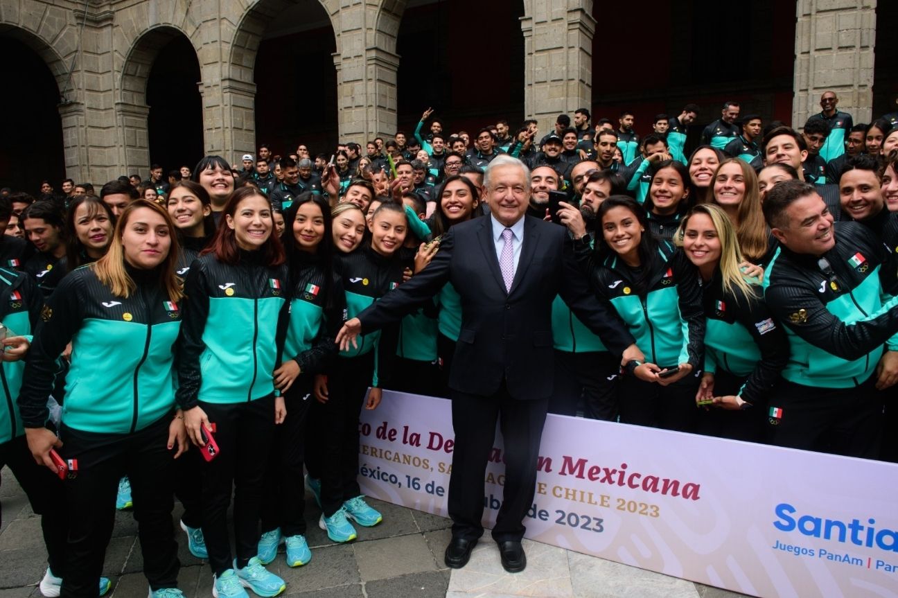 Abandera López Obrador a la delegación mexicana de los Juegos Panamericanos Santiago 2023