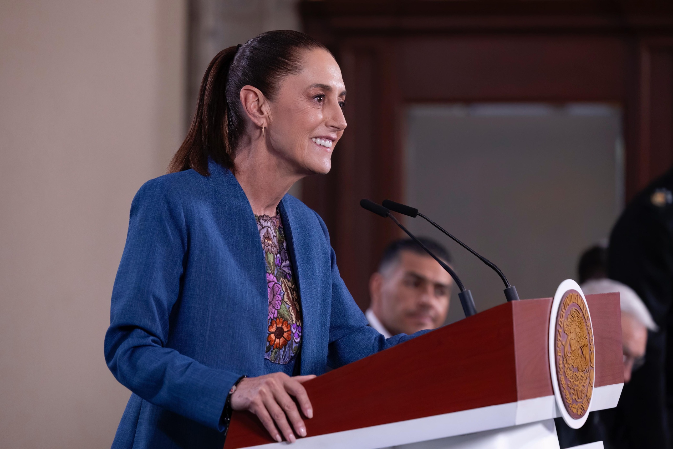 Presume Claudia Sheinbaum disminución de pobreza laboral y aumento de empleo; desestima calificación de Moody’s