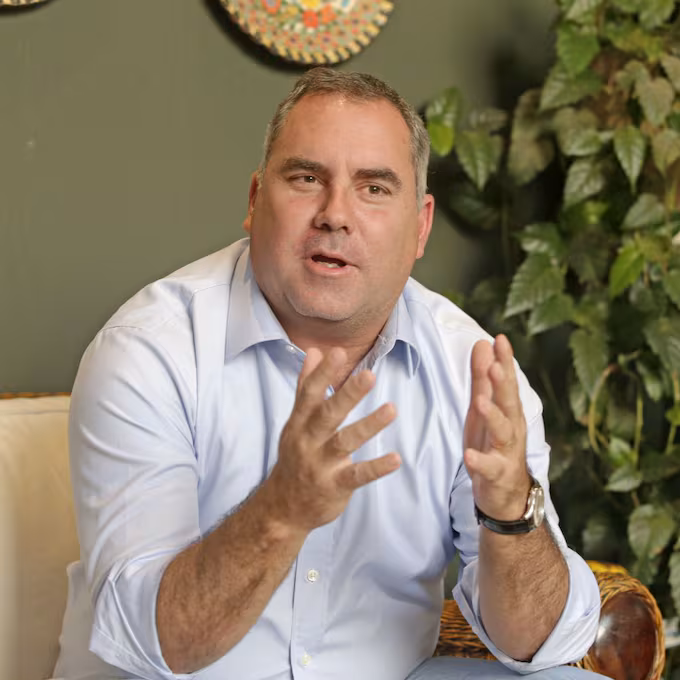 Atacan con armas al candidato presidencial de Perú, Rafael Belaúnde Llosa