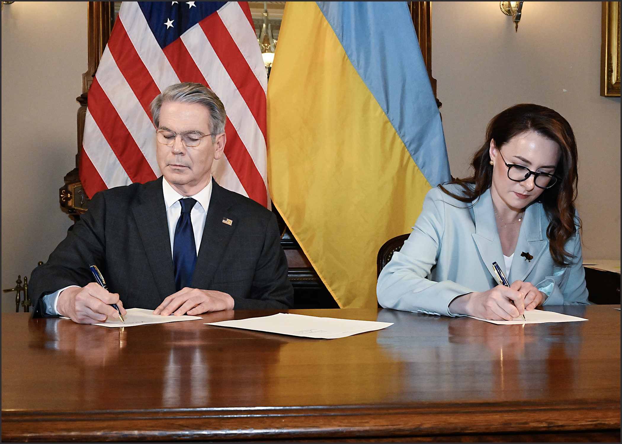 EUA y Ucrania firman acuerdo para explotar minerales raros en territorio ucraniano