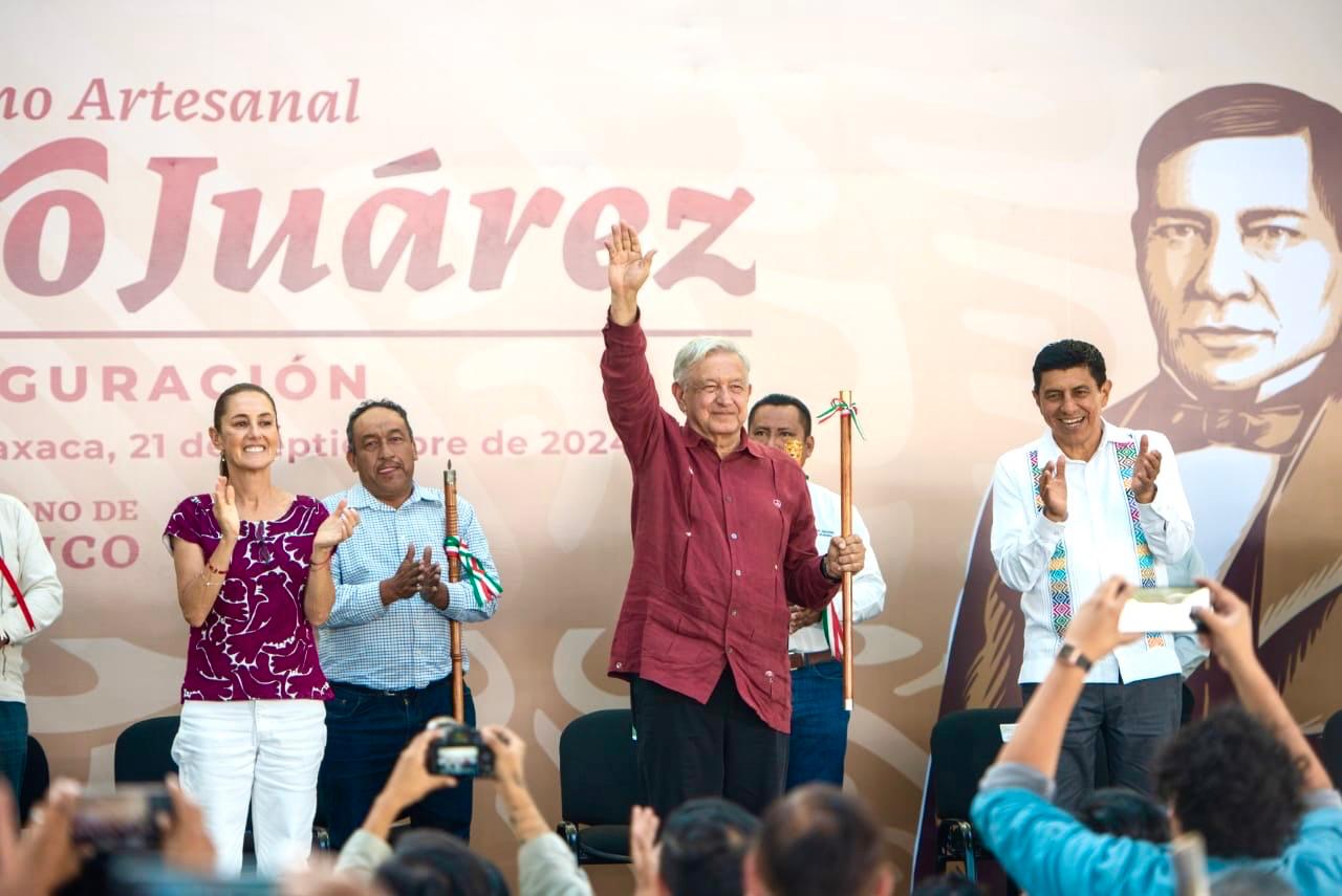 Se despide López Obrador de Oaxaca con la inauguración del camino artesanal “Benito Juárez”