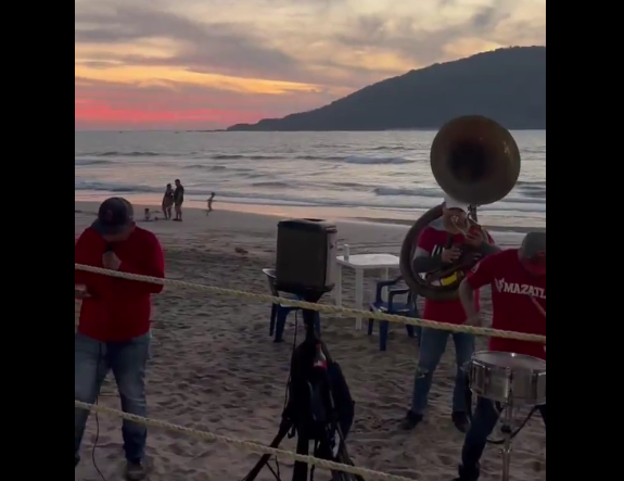 Protestan en Mazatlán contra iniciativa de empresarios para prohibir la música de banda en las playas
