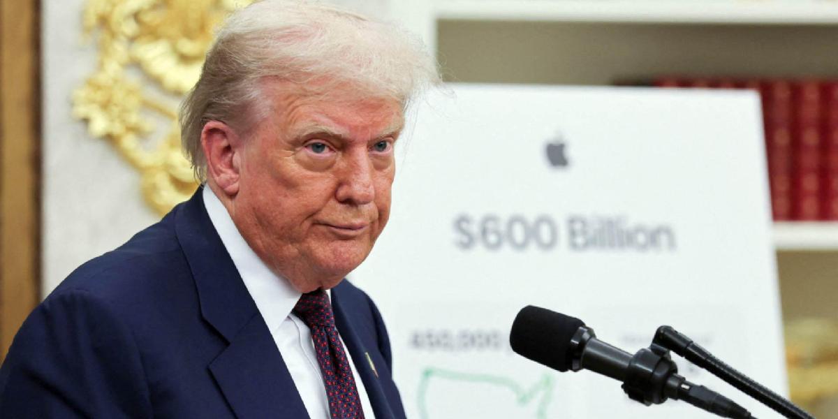 Cae aprobación de Donald Trump a mínimo histórico de 32%