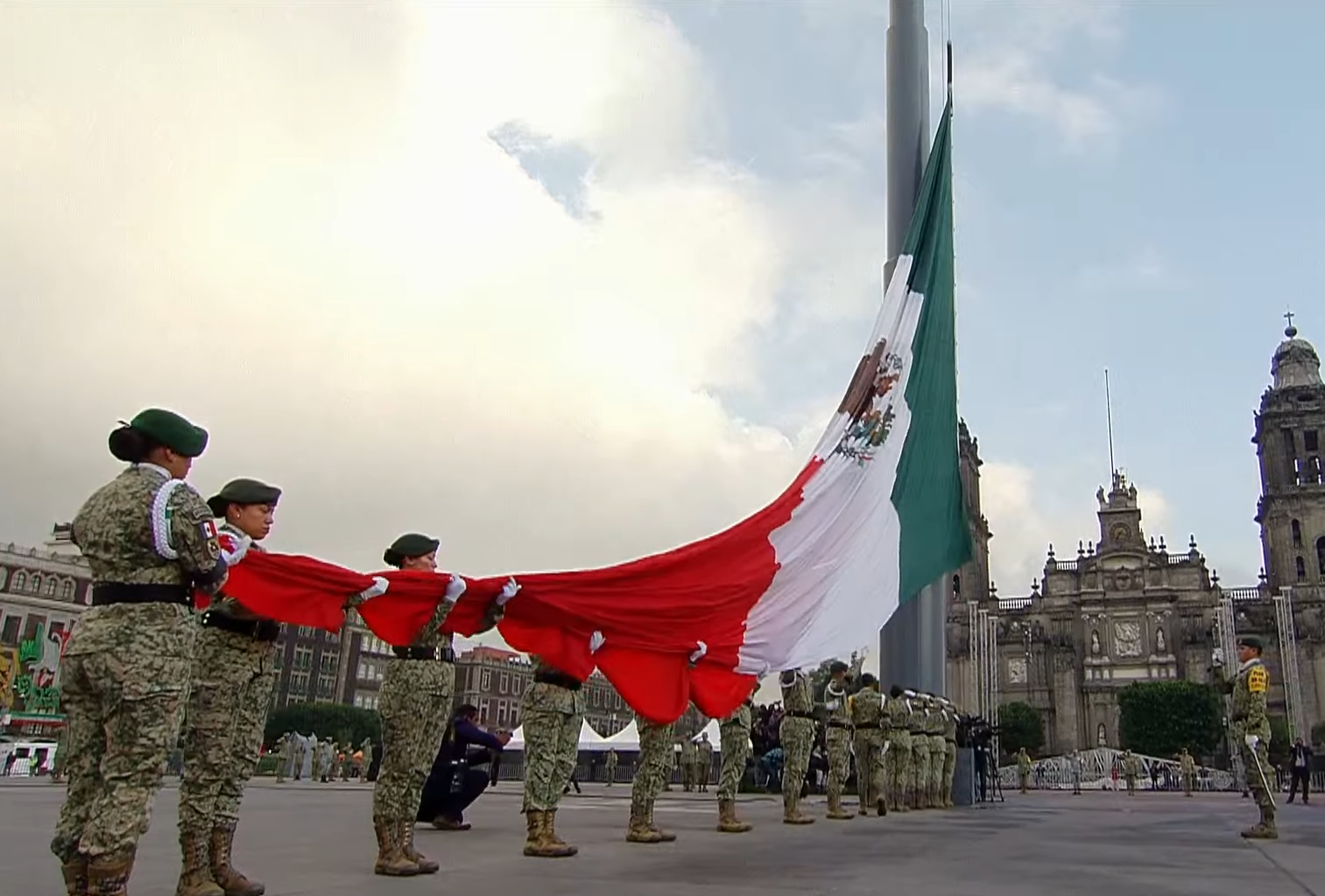 Realizan Izamiento de bandera a media asta en memoria a las víctimas de los sismos de 1985 y el 2017