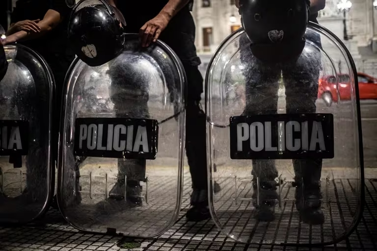 Convocan sindicatos a huelga general contra Milei en Argentina