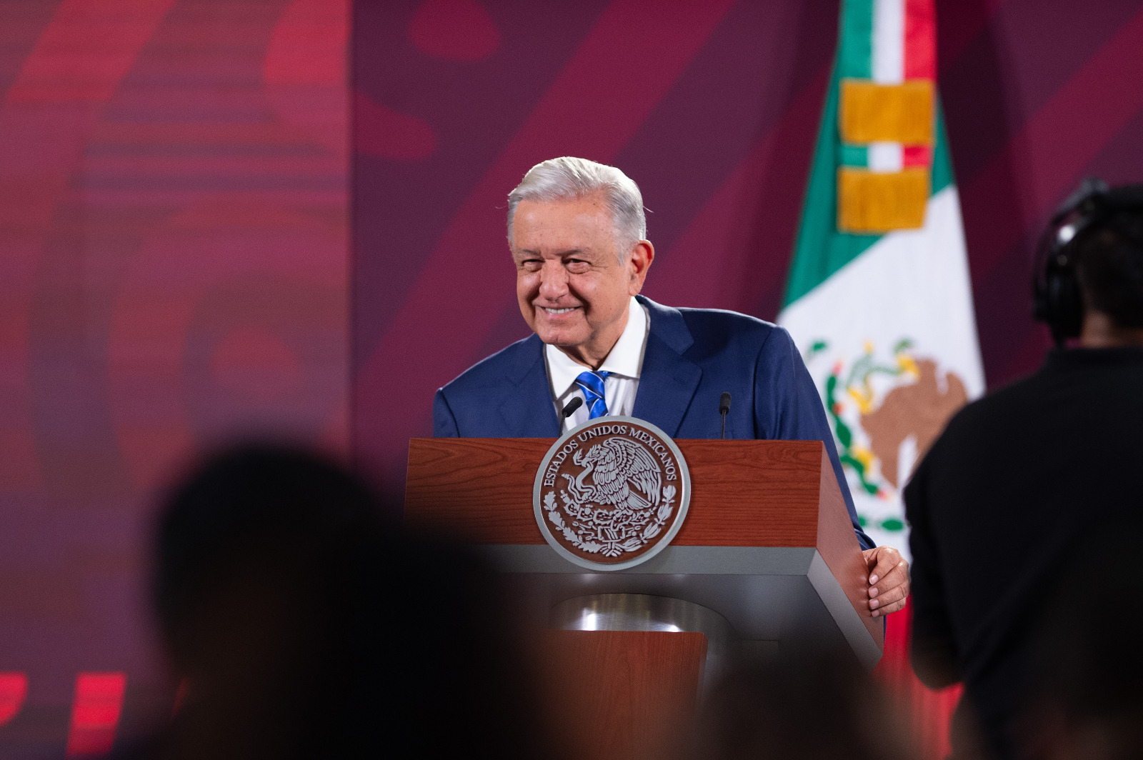 Acatará López Obrador ordenamiento del INE; colocará mensaje preventivo, pero incluirá "posdata" a sus adversarios.
