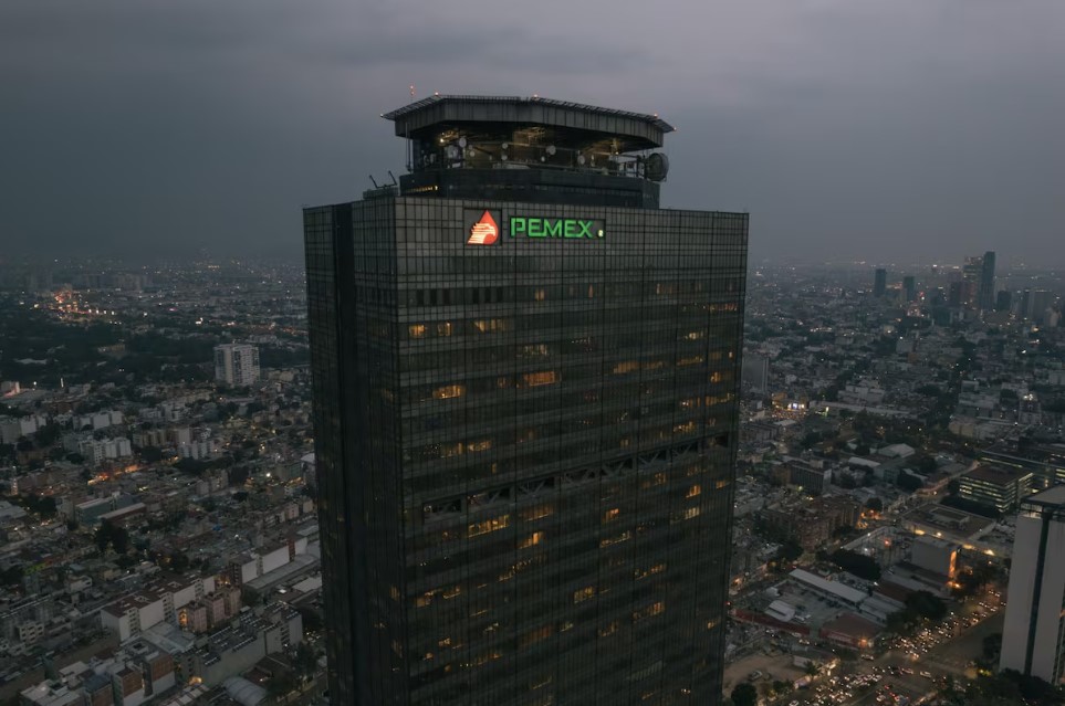 Revierte Pemex déficit y reporta su menor nivel de deuda en 11 años