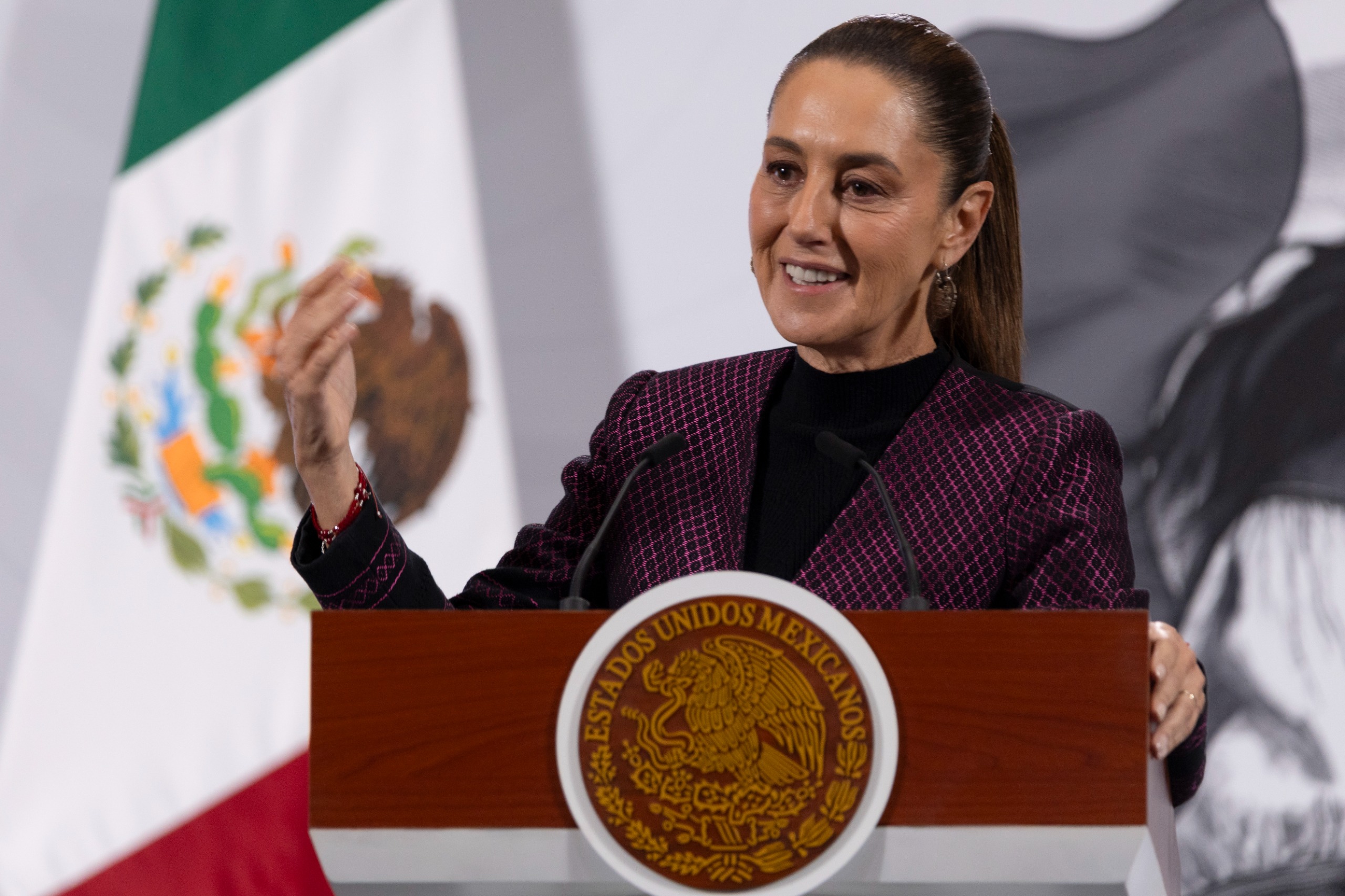 Señala Claudia Sheinbaum que no revertirá el traslado del transporte de carga al AIFA