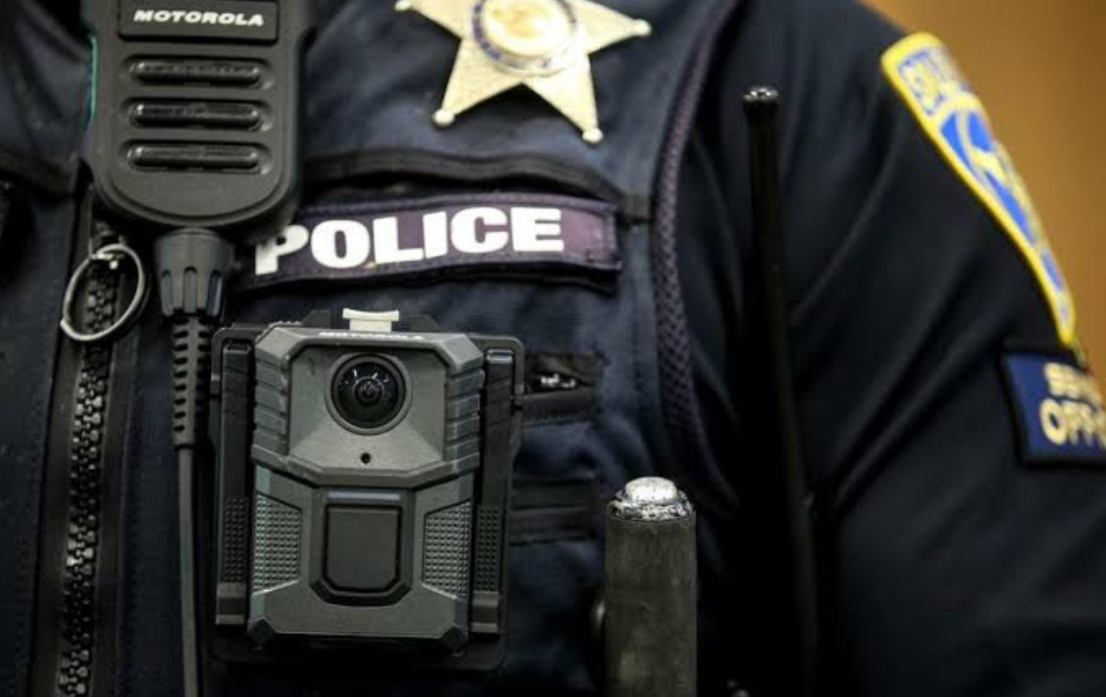 Autorizan a agentes ICE uso de cámaras corporales