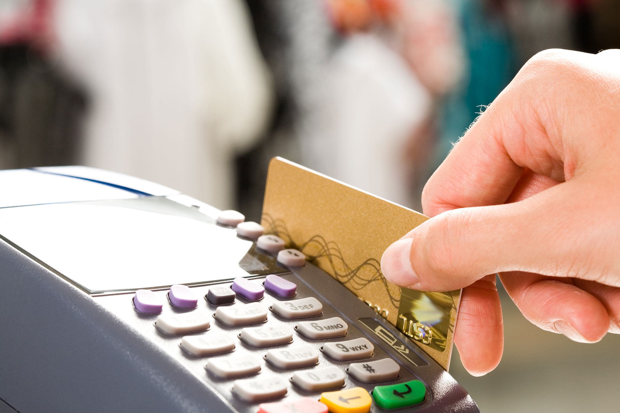 Se duplica a más del doble las personas que deben pagos en tarjetas de crédito