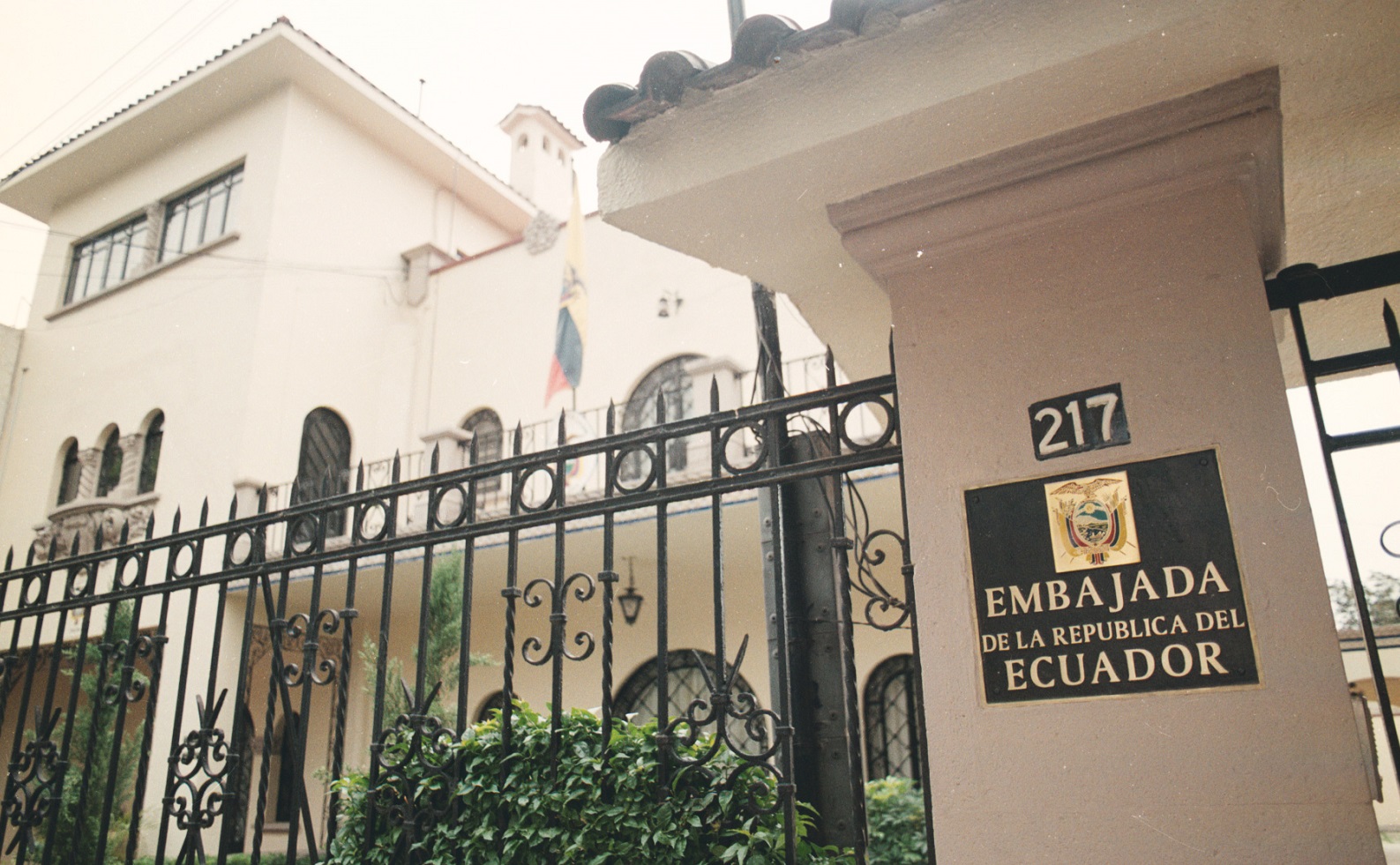 Cierran la embajada de Ecuador en México