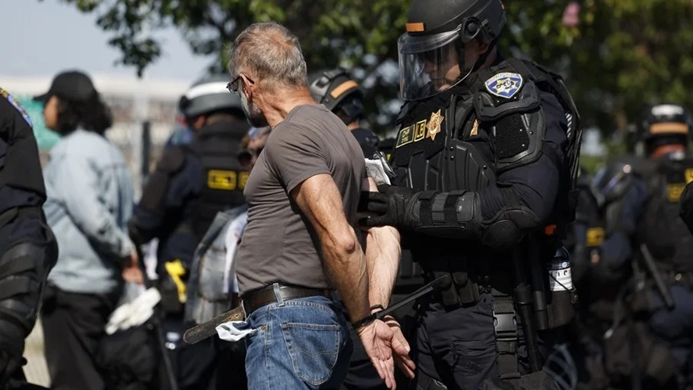 Menos del 10% de los migrantes detenidos por ICE cuentan con condenas por delitos graves