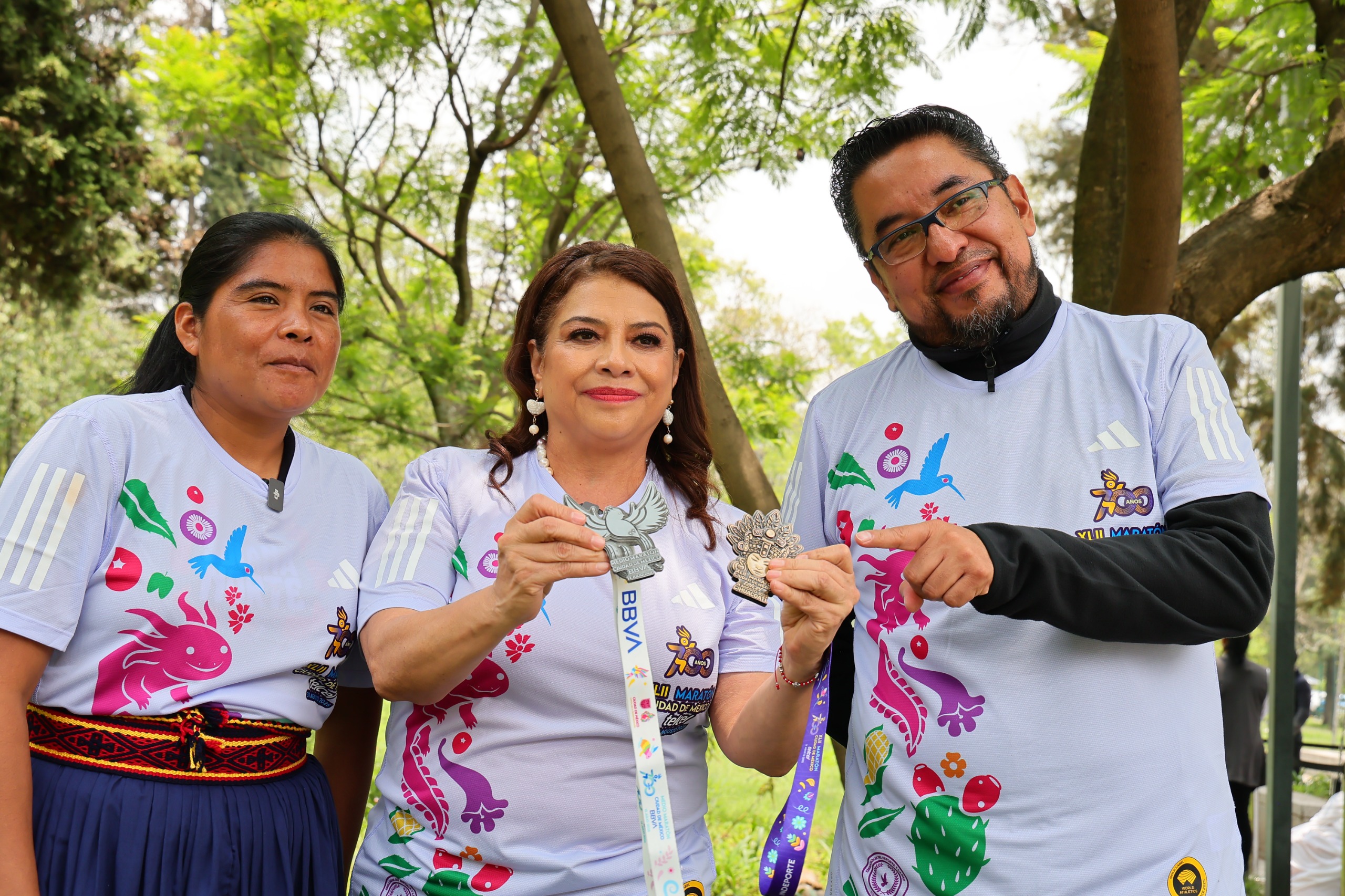 Presenta Clara Brugada playeras y medallas oficiales del Maratón y Medio Maratón de la CDMX