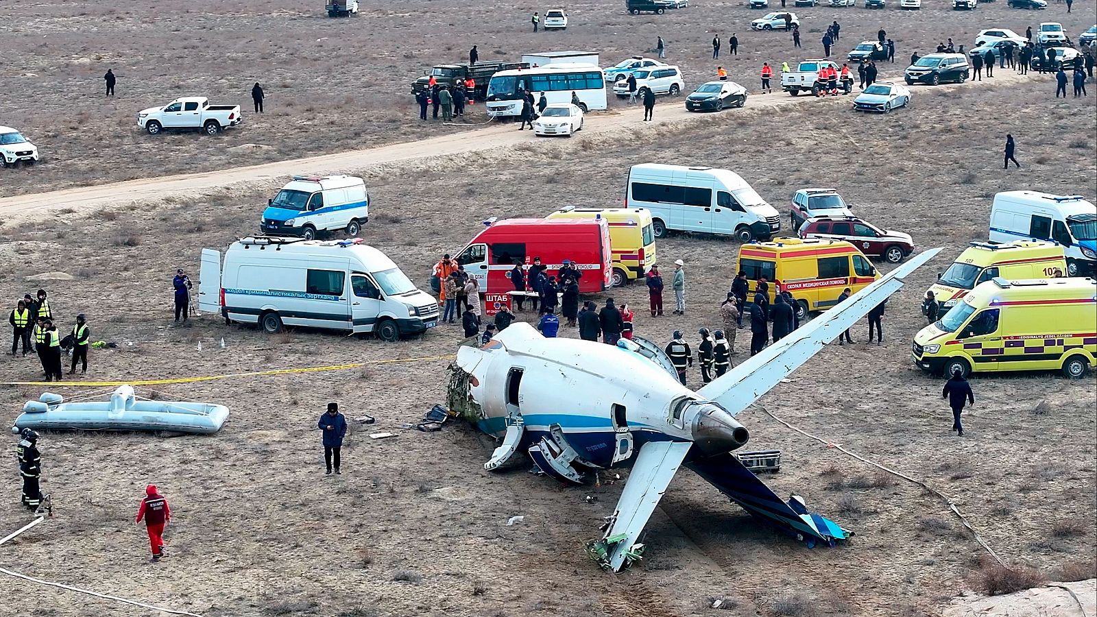 Se estrella avión con con 67 personas a bordo en Kazajistán