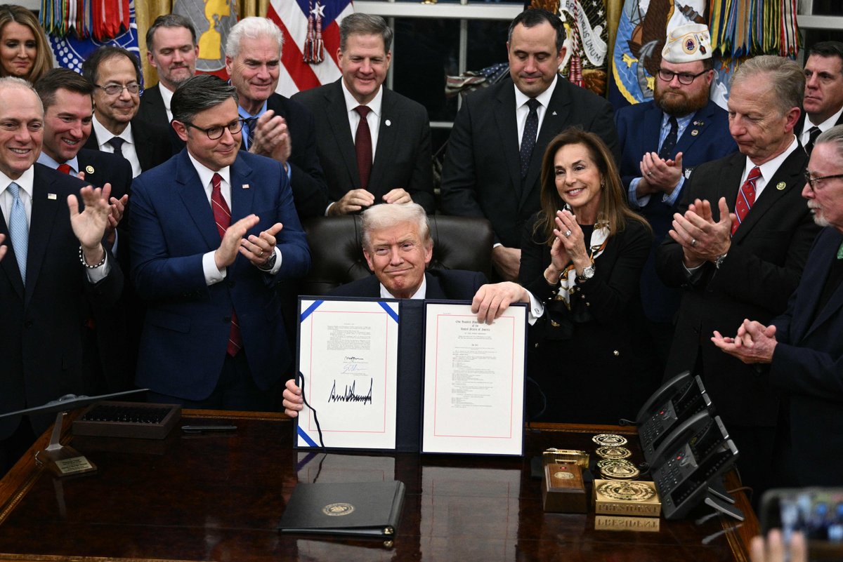 Firma Trump reapertura de gobierno de Estados Unidos tras el cierre más largo en la historia del país