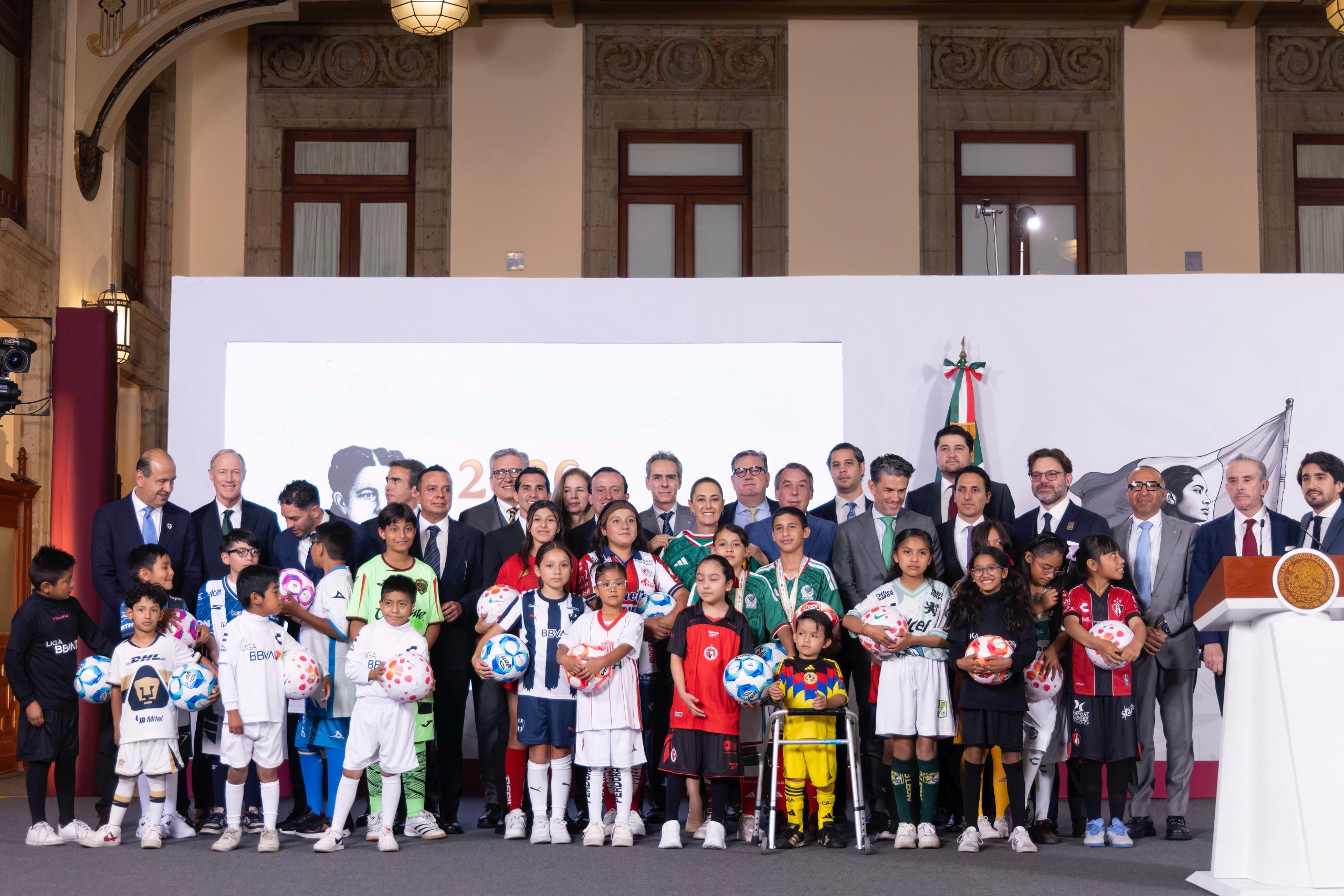 Anuncia Claudia Sheinbaum acuerdo con la FMF y equipos de la Liga MX para crear escuelas de fútbol infantil