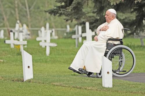Pide perdón papa Francisco por integración forzada en Canadá