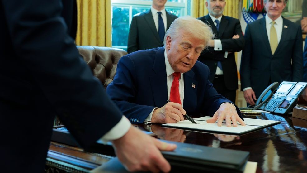 Firma Donald Trump una orden ejecutiva para facilitar la exportación de armas estadounidenses