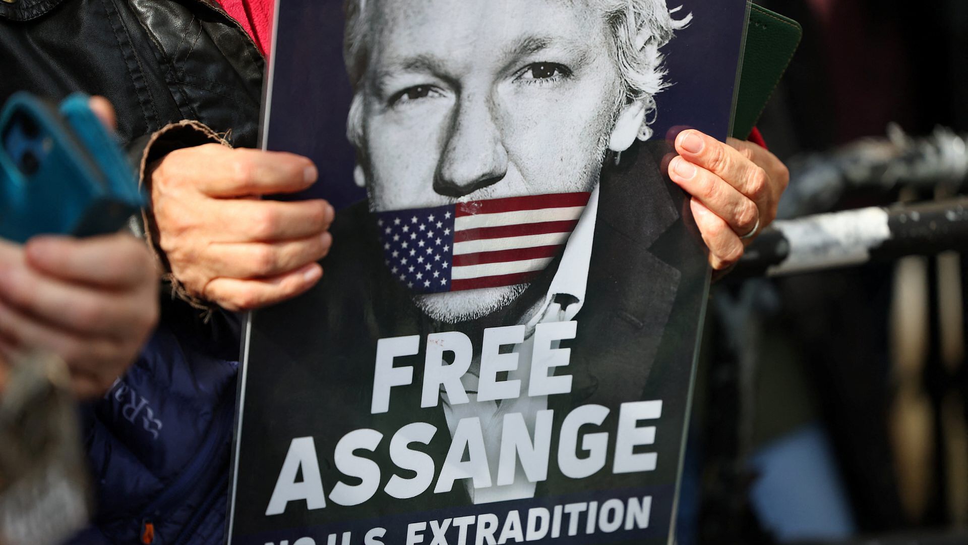 Liberan a Julian Assange, fundador de WikiLeaks