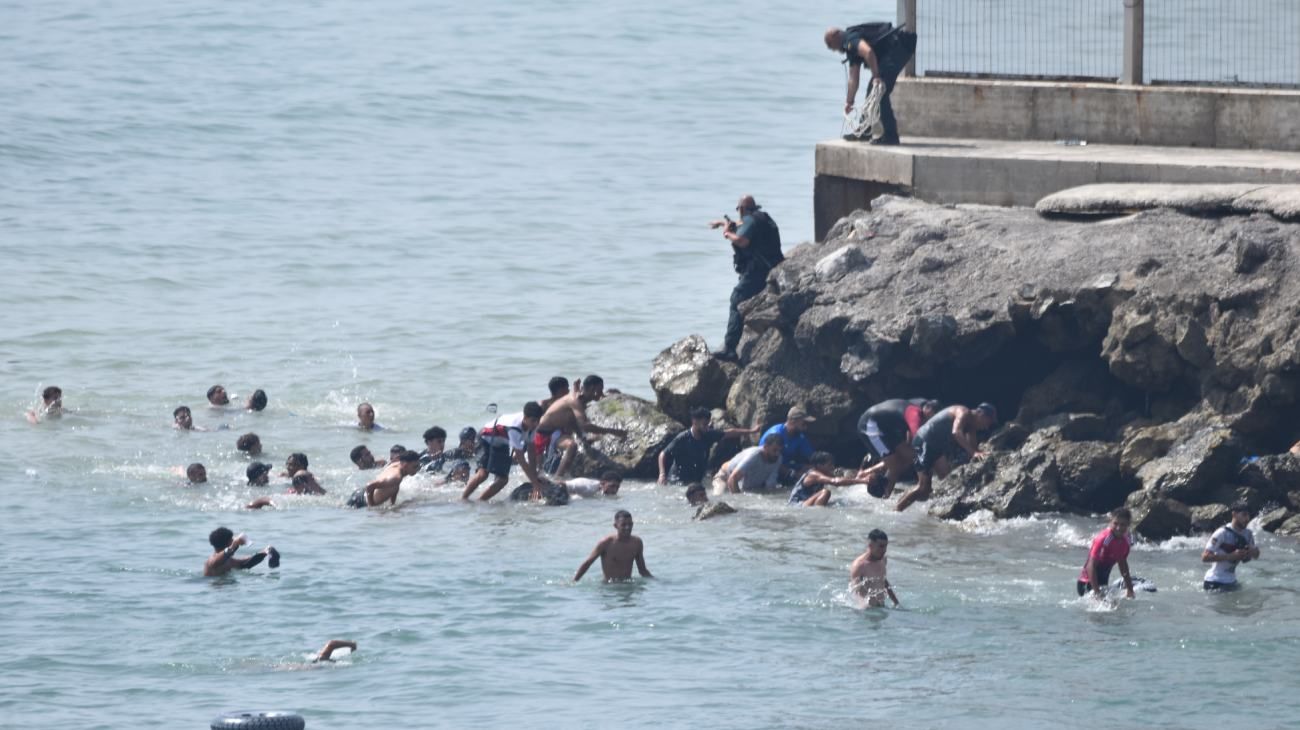 Crisis migratoria en España: más de 2 mil migrantes llegan a Ceuta desde Marruecos