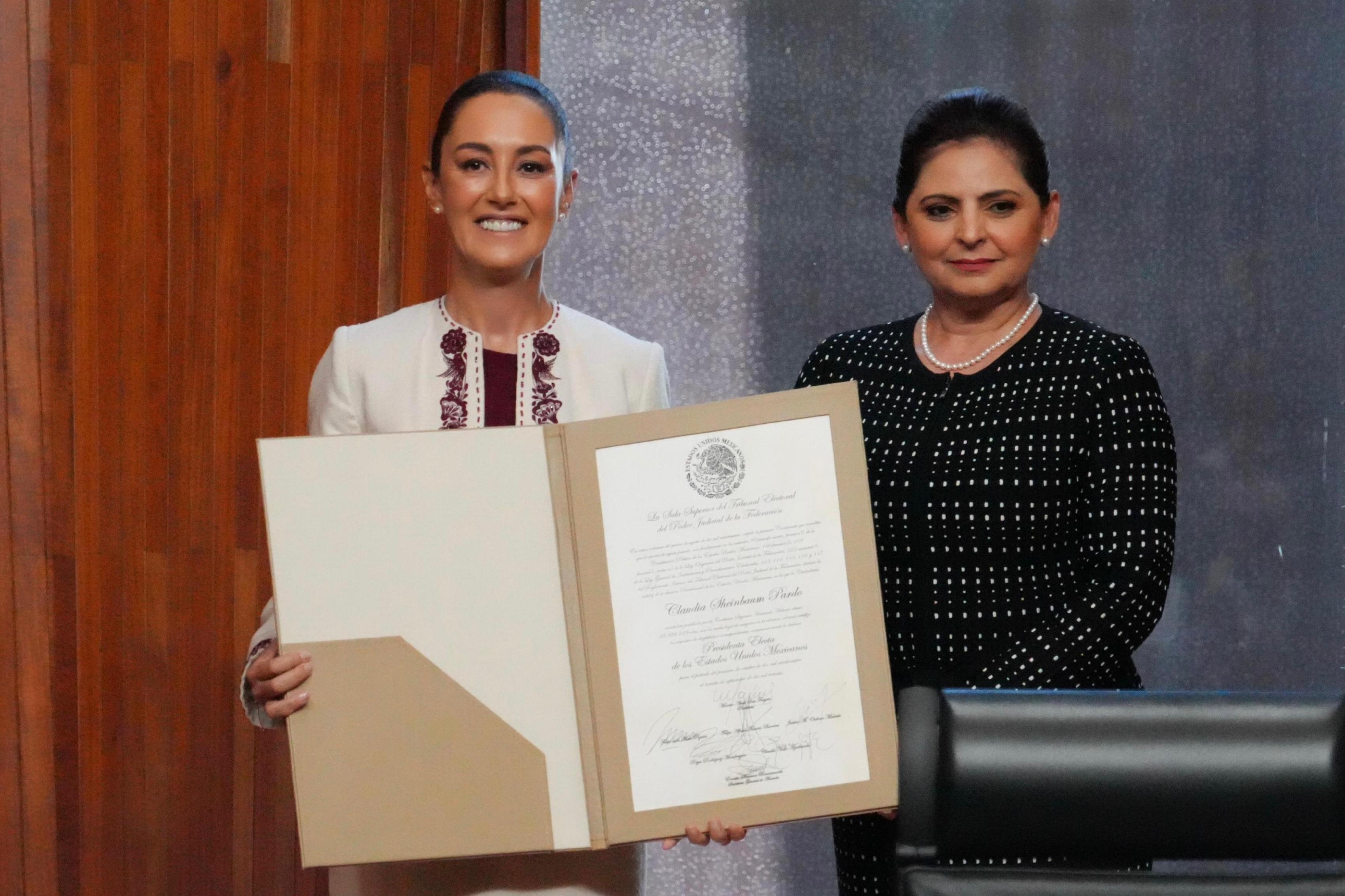 Recibe Sheinbaum constancia que la acredita como presidenta electa de México