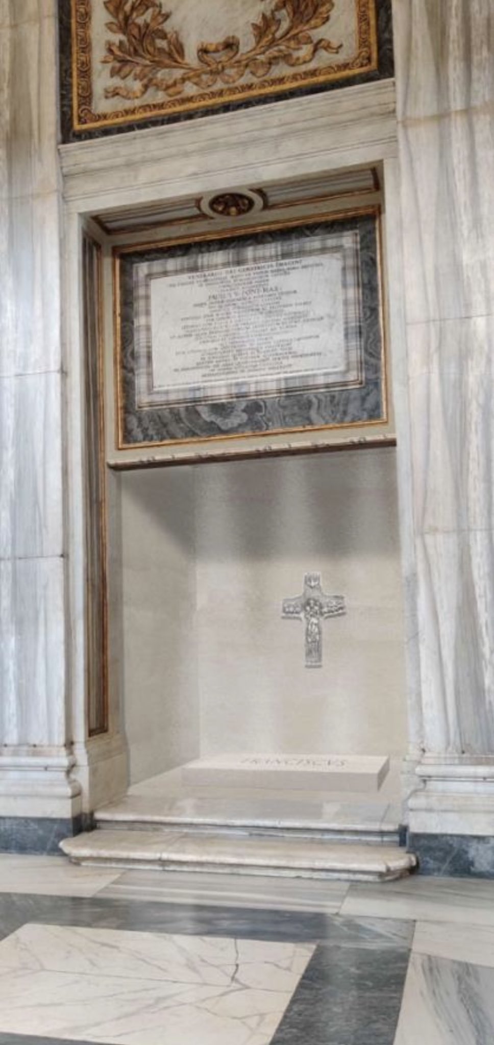 Revelan imágenes de la tumba del Papa Francisco