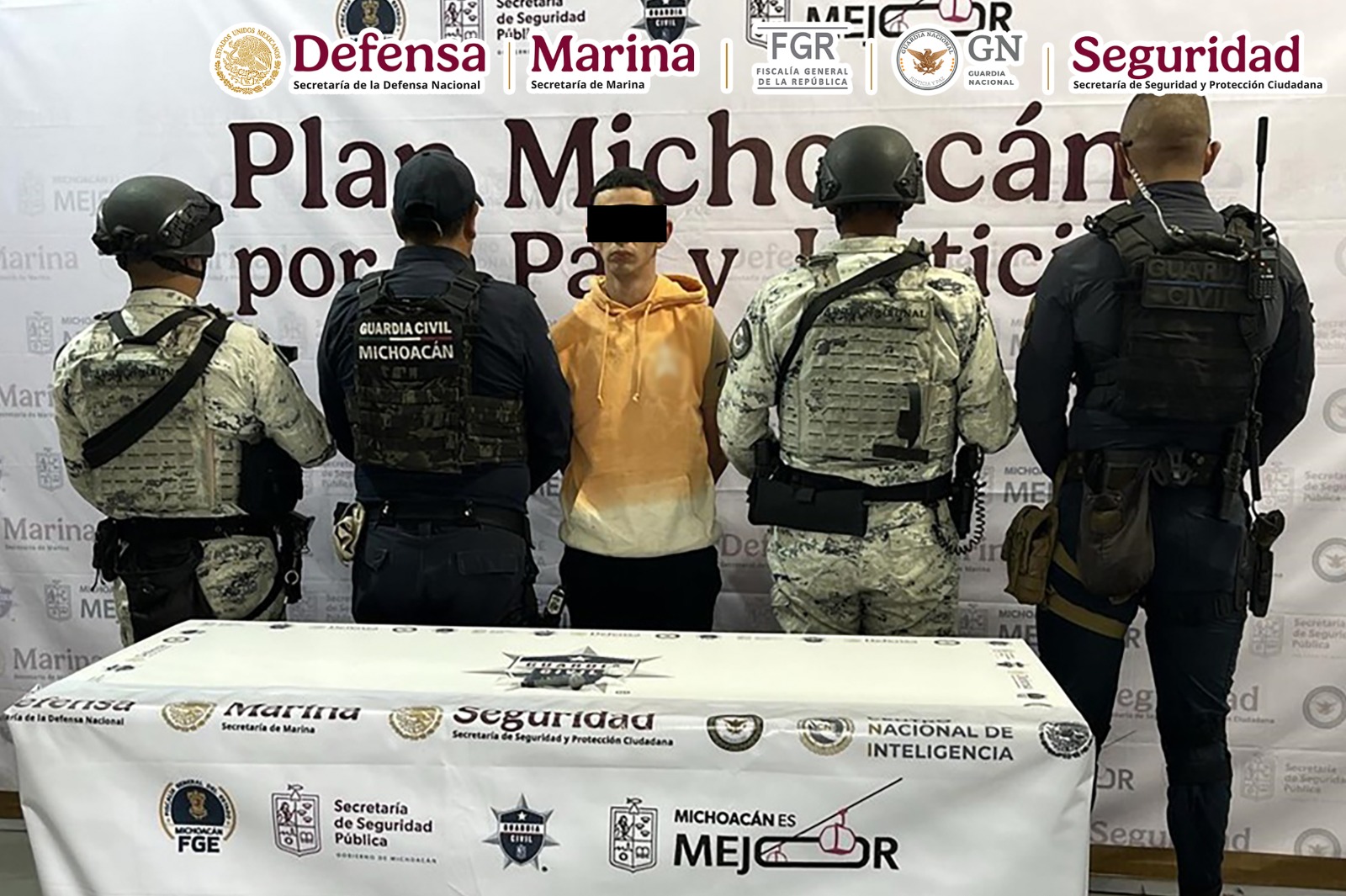 Detienen autoridades federales y estatales a dos personas y aseguran armamento en Michoacán