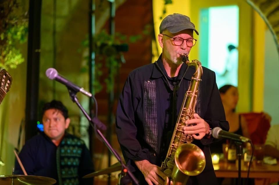 Falleció el saxofonista Paul Cohen a los 69 años, compañero y esposo de la cantante Lila Downs